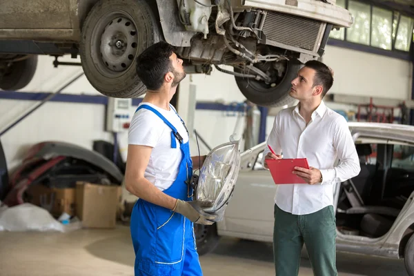 Evaluador y reparador hombre hablando — Foto de Stock