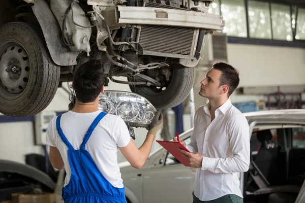 Beoordelaar analyseren schade crash auto — Stockfoto