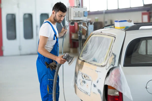 Trabajador preparar parte del cuerpo —  Fotos de Stock