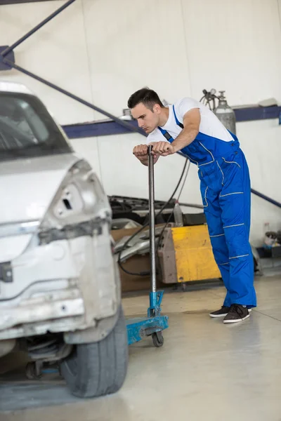 Auto mekaniker manuell lift bil — Stockfoto