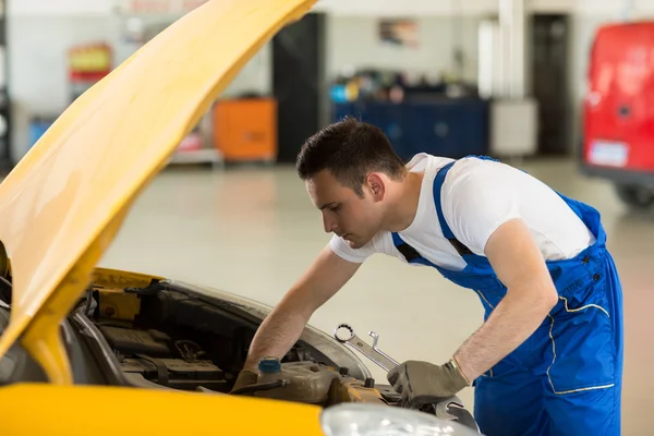 Mecánico trabajando en el motor — Foto de Stock