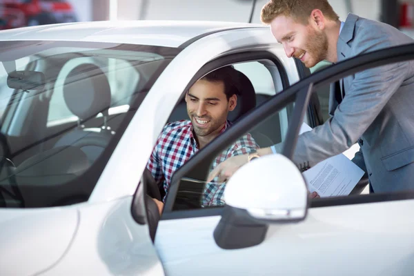 Gentilmente carro gerente com o cliente — Fotografia de Stock