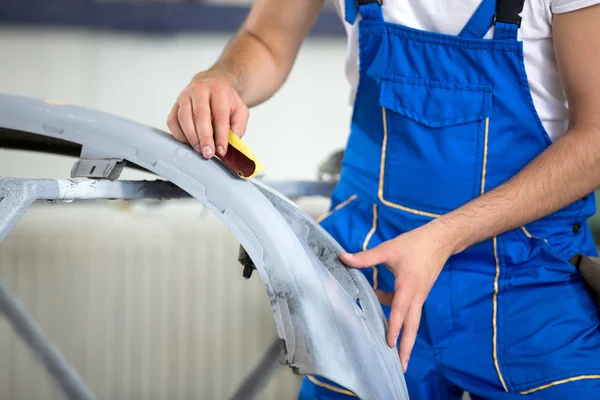 Auto mechanic polishing part — Stock Image Auto mechanic polishing part Stock Image