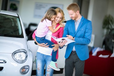 Genç anne ile kızı araba showroom