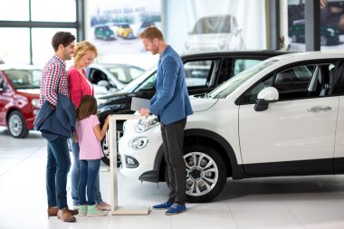 Araba satıcısı ile genç aile