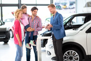 Aile için bir araba sunan araba satıcısı