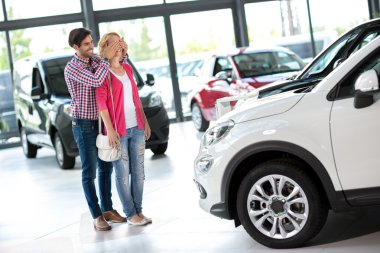 Erkek arkadaşı için bir sürpriz gözünde kapsayan