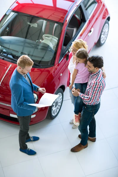 Family with car dealer in car dealership saloon — Stock Photo, Image