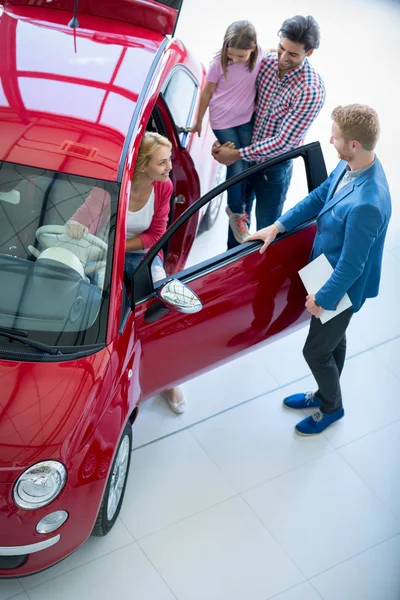 Jonge gezin kiest om een auto te kopen — Stockfoto