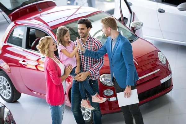 Vrolijke familie kopen nieuwe auto — Stockfoto