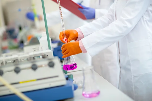 Zbliżenie pracy rąk w laboratorium chemicznym — Zdjęcie stockowe