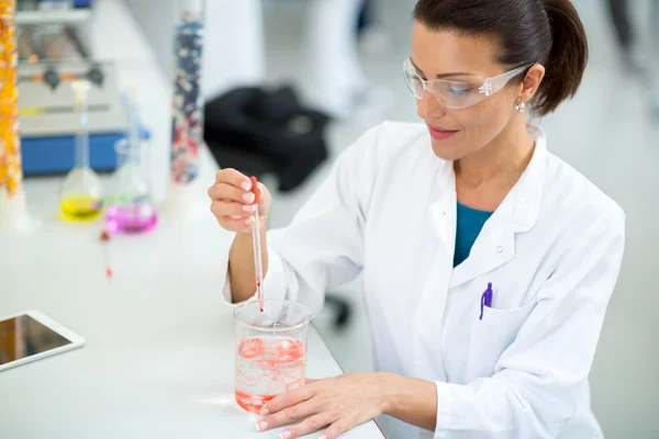 Laboratoriet arbetstagaren arbetar i labb med pipett — Stockfoto