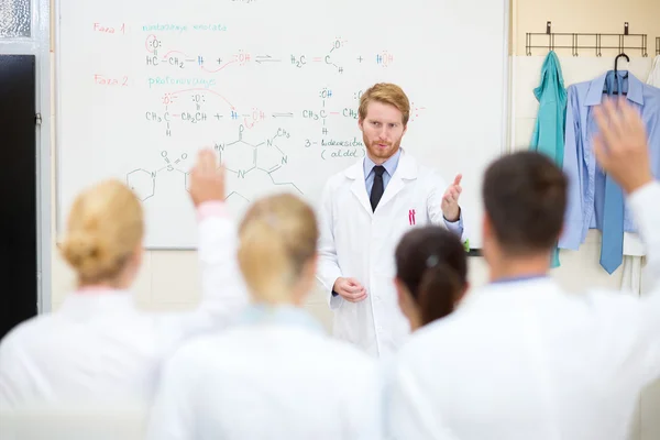 Professor de química alunos de aprendizagem — Fotografia de Stock