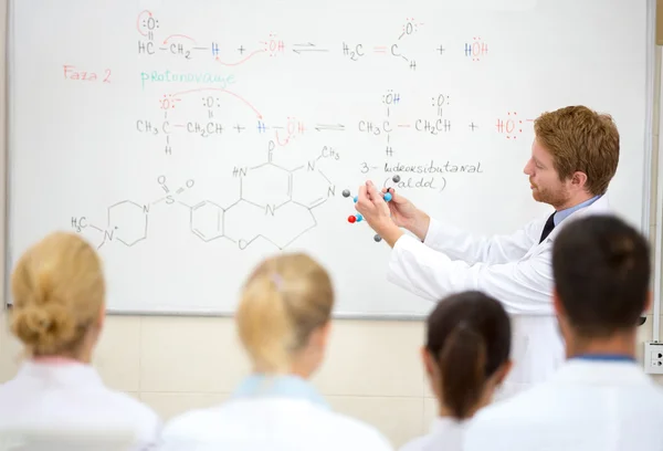 Professor de química mostra modelo molecular em sala de aula — Fotografia de Stock