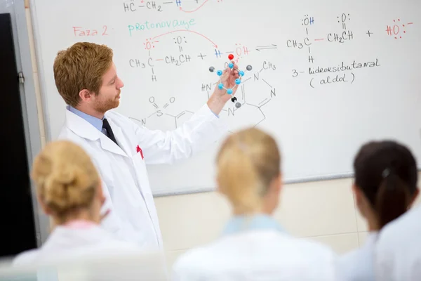 Professor de química segurar modelo molecular e ensinar os alunos no cla — Fotografia de Stock