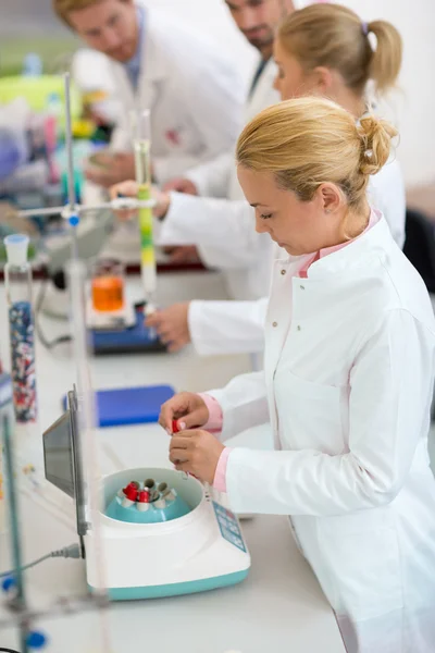 Młodych techników chemicznych działa z probówki w laboratorium — Zdjęcie stockowe