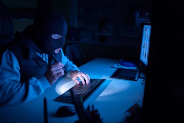 Bilgisayar hacker gece
