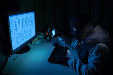 Akıllı telefon ile bilgisayar korsanı olun fotoğraf