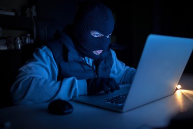 Bilgisayar korsanı bir laptoptan veri çalıyor