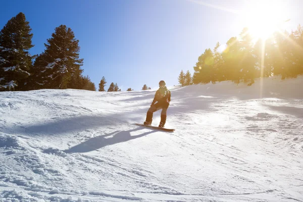 Jovem snowboarder homem na encosta — Fotografia de Stock