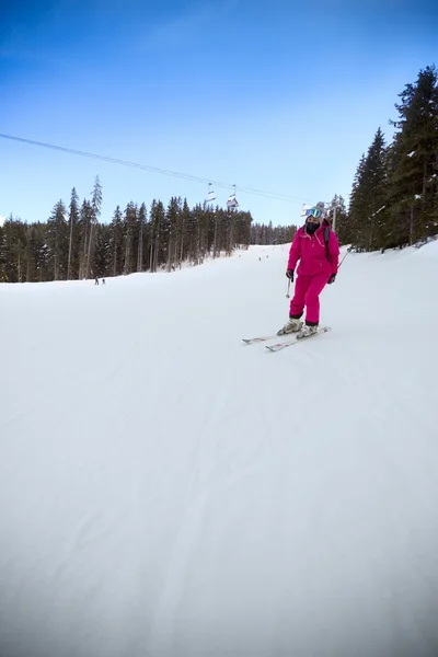 Vrouwelijke skiër naar beneden de helling — Stockfoto