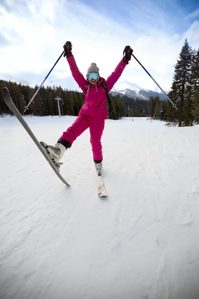 Glad kvinna på skidor — Stockfoto