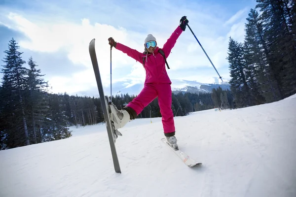 Beztroski młoda kobieta kombinezon narciarski — Zdjęcie stockowe