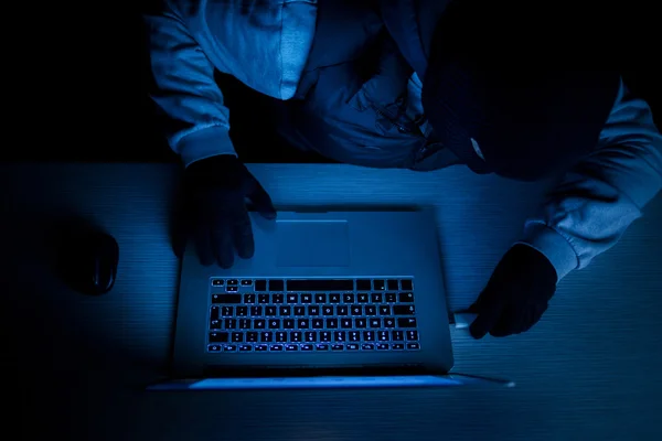 Ladrón de hackers con portátil —  Fotos de Stock