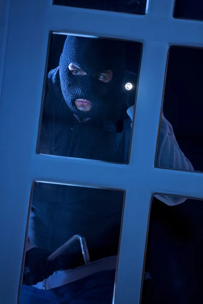 Einbrecher brechen mit Brechstange in Haus ein — Stockfoto