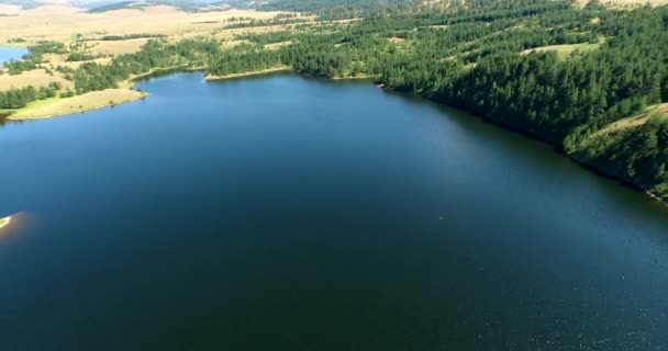 A légi felvétel a gyönyörű tó közelében Zlatibor, Szerbia — Stock videók