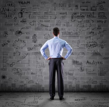 duvar çizim bakan adam