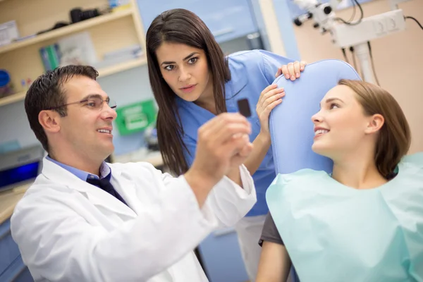 Un dentiste montre un film à son assistante en clinique dentaire — Photo