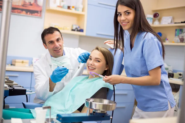 Mädchen in Zahnarztpraxis — Stockfoto