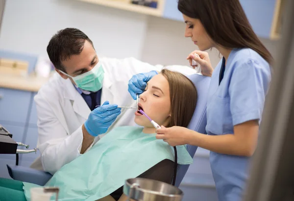 Dentistas reparam dente de menina em ambulância dentária — Fotografia de Stock