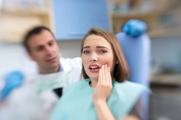 女性患者在牙科诊所牙痛的特写 — 图库照片
