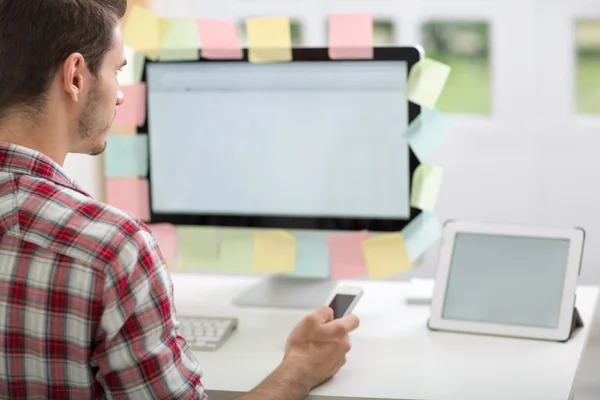 Hombre mirando monitor con nota adhesiva — Foto de Stock