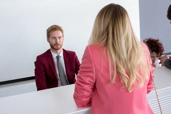 Hübscher Flughafenbeamter spricht mit Passagierin — Stockfoto