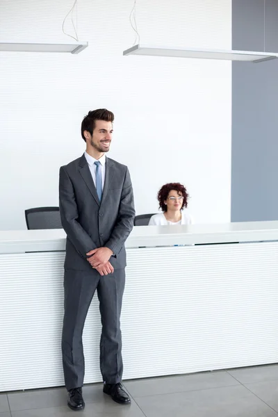 Il tipo della reception è al servizio dei passeggeri — Foto Stock