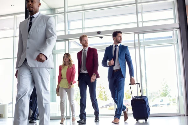 Pessoas de negócios no aeroporto — Fotografia de Stock