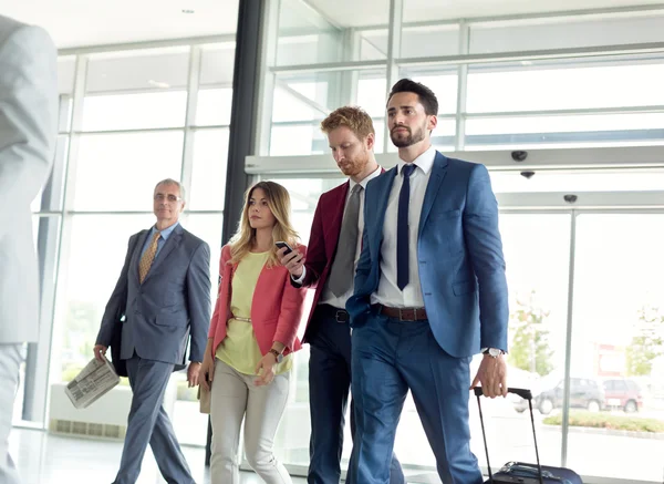 Affärsmän går till jobbet — Stockfoto