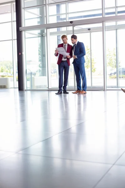 Managers check up contract — Stock Photo, Image