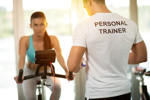 Personal Trainer im Fitnessstudio — Stockfoto