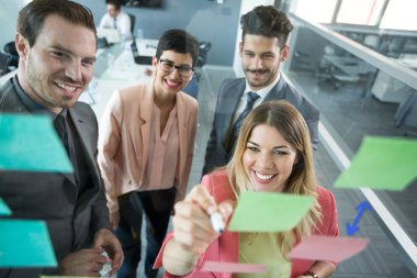 Yaratıcı iş takım yapışkan not arıyor