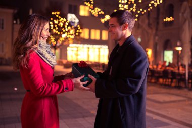 Çift birbirine bakarak mevcut holding