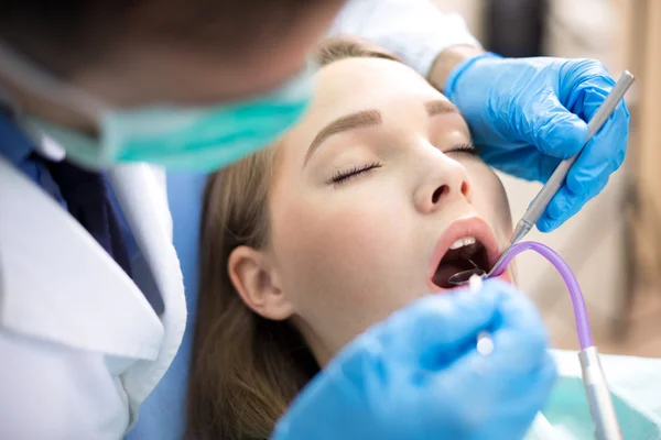 Trabajo de dentista con espejo dental e instrumento — Foto de Stock