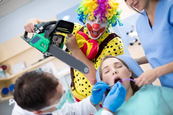 Pajac z horroru z piłą łańcuchową w Klinika stomatologiczna — Zdjęcie stockowe