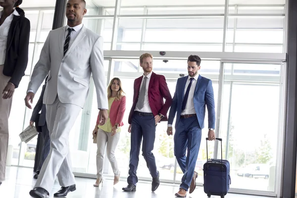 International tourists arrive in airport waiting room — Stock Photo, Image