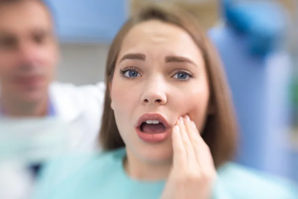 Close up de menina com dor de dente — Fotografia de Stock