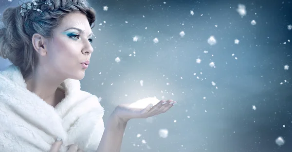 Mulher de inverno soprando neve - rainha da neve — Fotografia de Stock