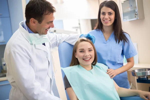 Облегченная девушка в стоматологическом кресле после вмешательства — стоковое фото